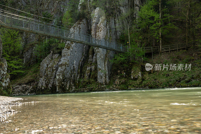 Entenlochklamm吊桥横跨令人印象深刻的Tiroler Achen峡谷。在奥地利蒂罗尔沿着走私者的路径徒步旅行